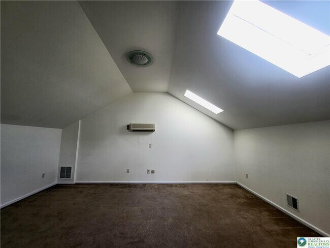 Building Photo - 5215 Spring Ridge Dr E