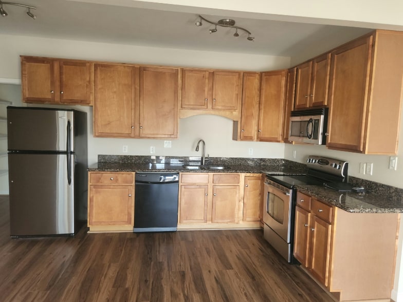 Building Photo - 885 Forest Ave