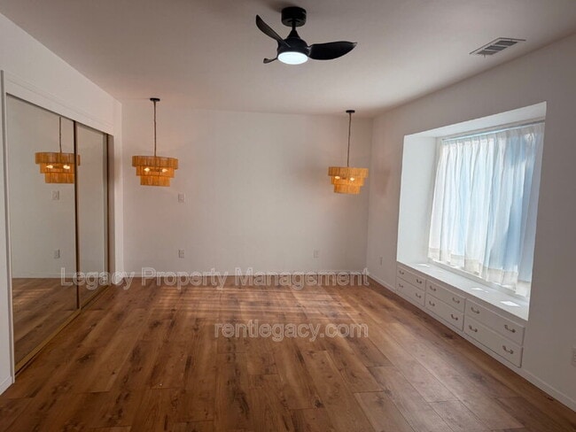 Building Photo - 1249 Davis Ave