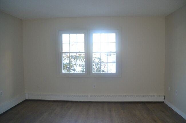 Building Photo - 12 St James Pl