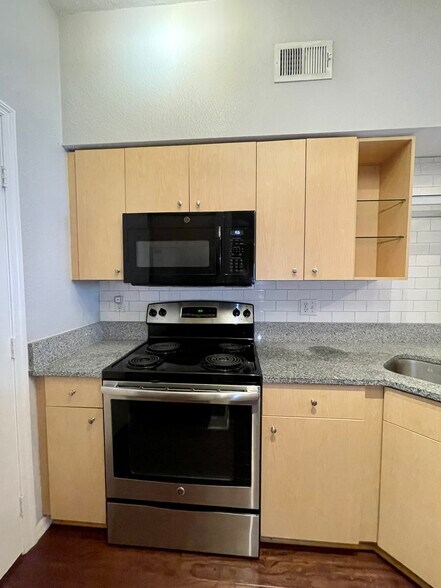 Building Photo - 200 4th Ave S