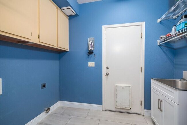 Building Photo - Welcome to this STUNNING 4-bedroom, 2.5-ba...