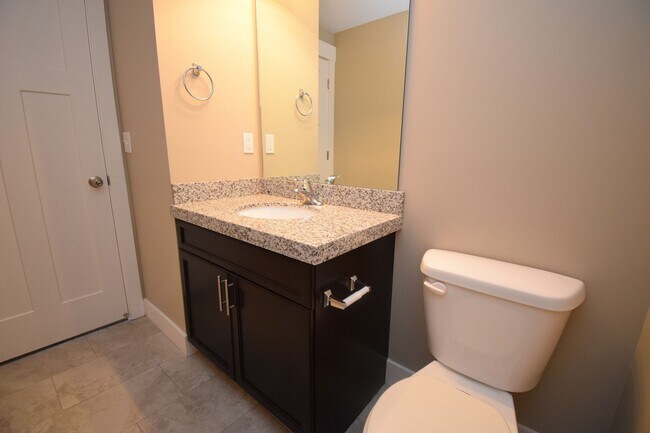 Building Photo - Gorgeous 3 Bedroom Townhome in Sandy!