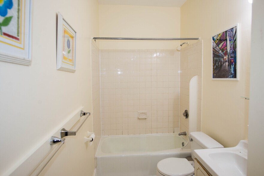 Building Photo - 731 Parker St