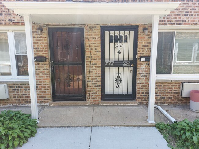 Primary Photo - 5037 S Drexel Blvd