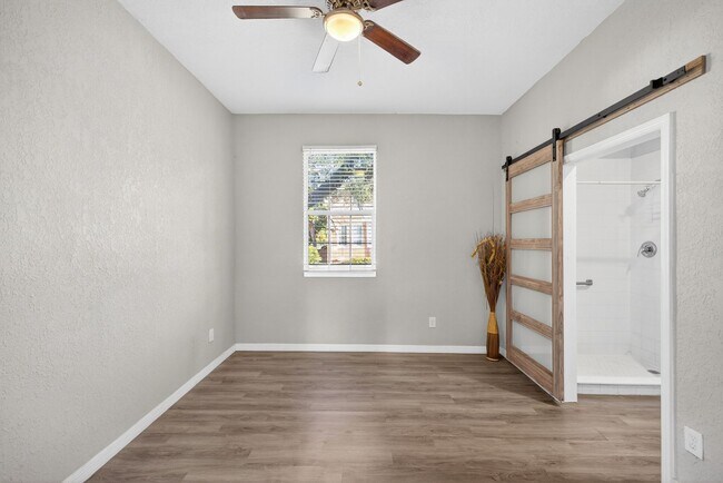 Building Photo - Updated Tampa Home – Prime Central Location 4 Beds - 2 Baths!