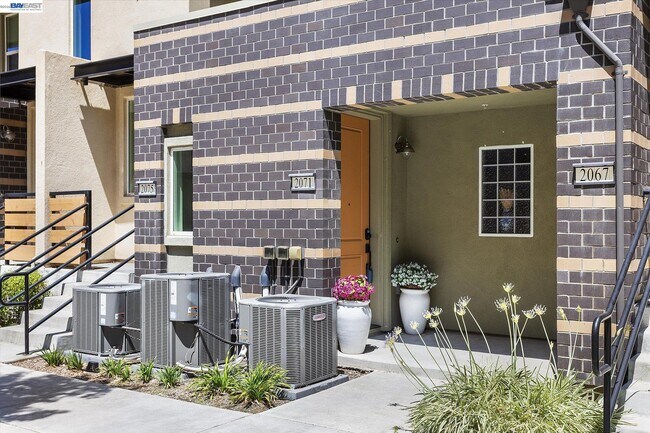 Building Photo - 2071 Mahuron Cir