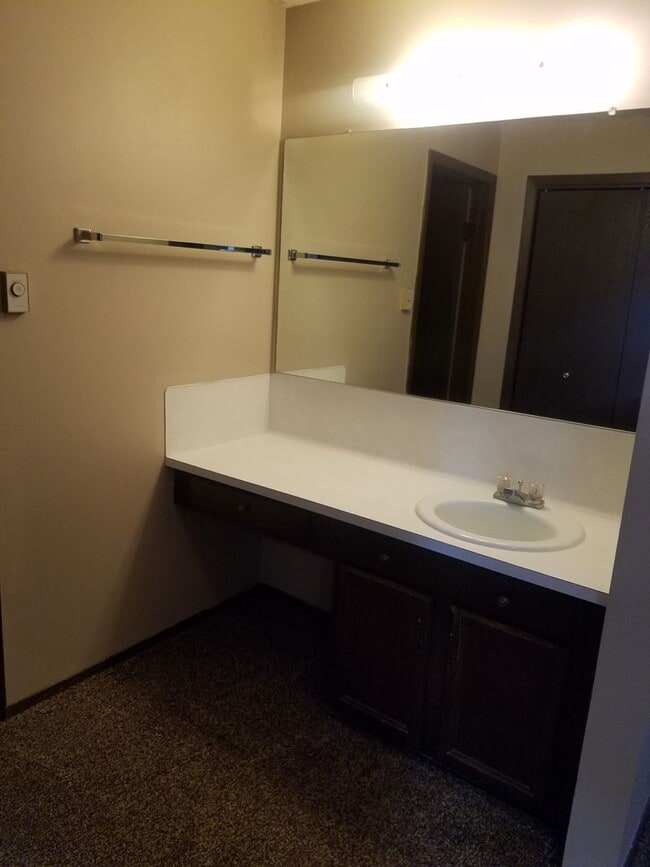 Building Photo - *LEASE TAKEOVER* 1 Bed, 1 Bath condo in Park Place Apartments