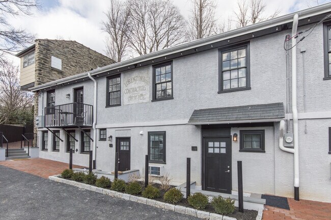 Building Photo - Hip 1 Bed/2Bath w/ Den; Gorgeous exterior and spacious interior features in Chestnut Hill!
