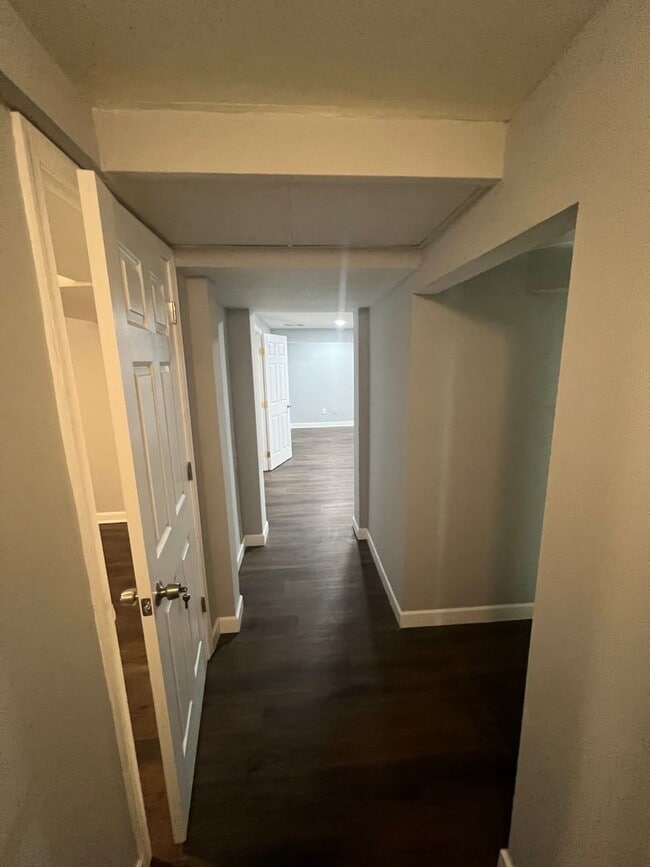 Building Photo - Amazing 6 Bedroom 2 Bathroom home with dual driveways