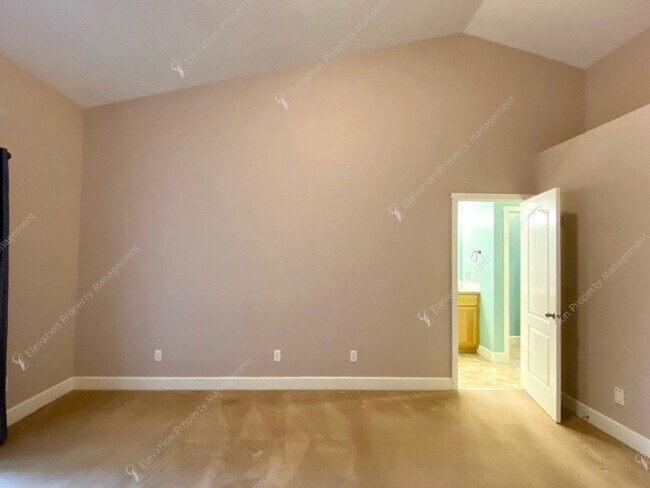 Building Photo - Single-level 3 BR-2BA Home in SE Bend