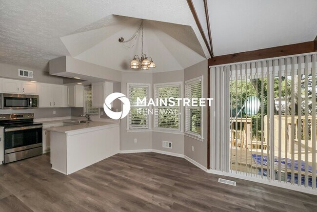 Building Photo - 4 Bedroom Pet-Friendly Home in Louisville, KY with Main Street Renewal