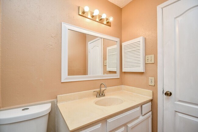Building Photo - Nice duplex is back on the market
