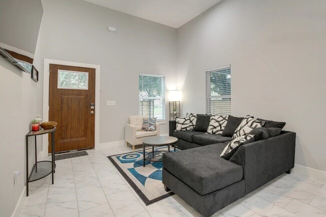 Building Photo - 3523 Bain St