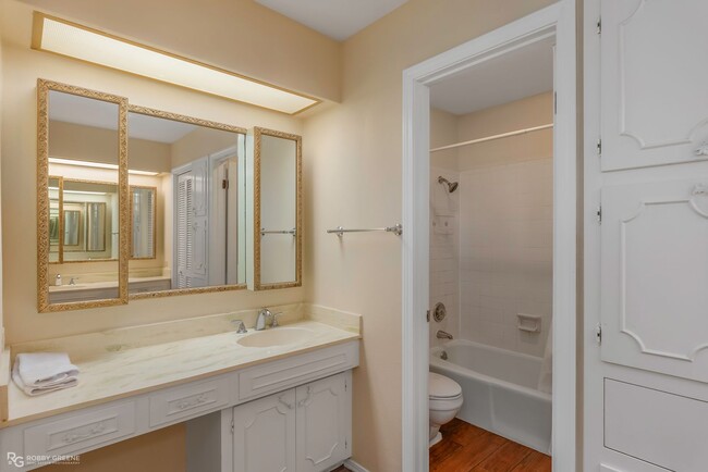 Building Photo - Beautiful Townhouse in South Shreveport