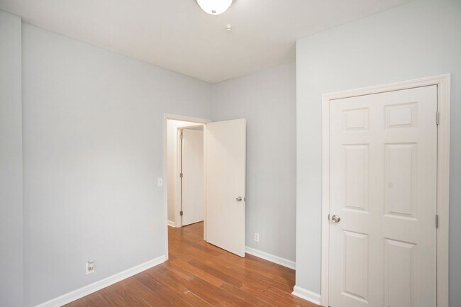 Building Photo - Lovely Home in Old Hickory