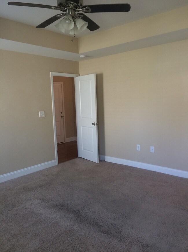 Building Photo - Available in September: 4 Bedroom 2 Bathro...