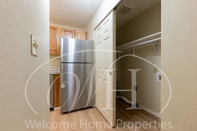 Building Photo - 2 Bedroom Apartment with Space, Convenienc...