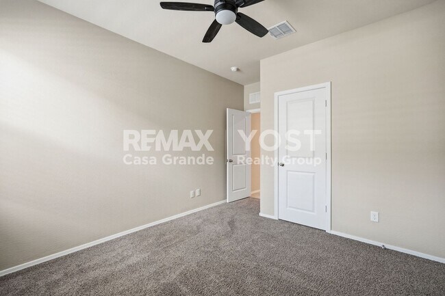 Building Photo - Beautiful Kitchen, Open Layout, and Room to Relax!