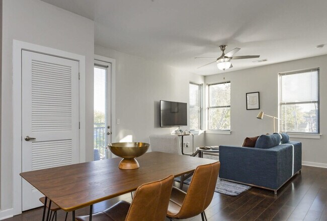 Building Photo - 1016 18th Ave S