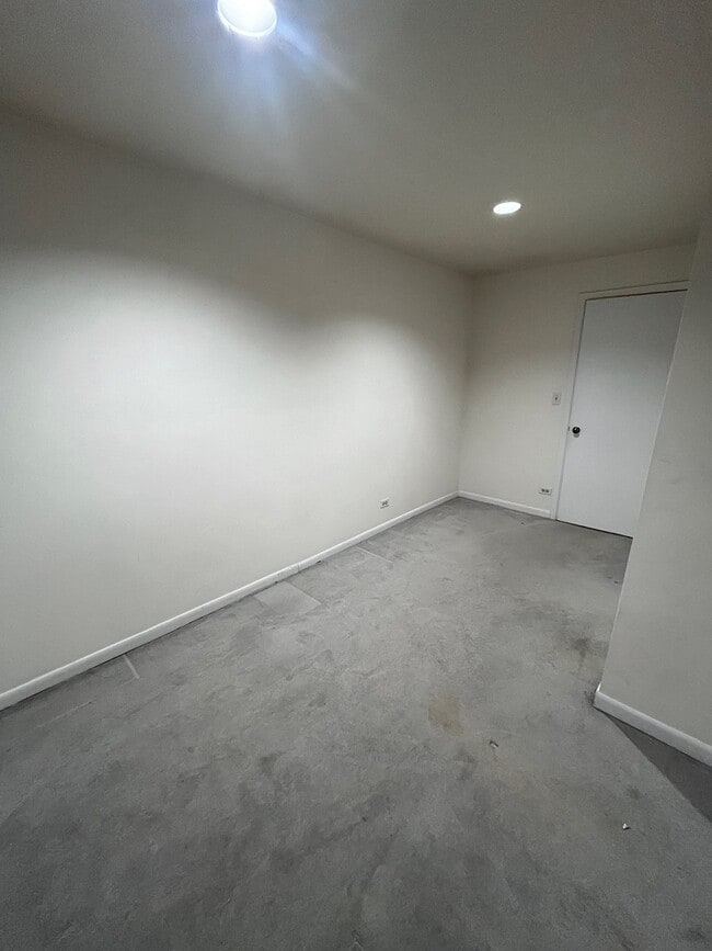 Building Photo - 2229 N Southport Ave