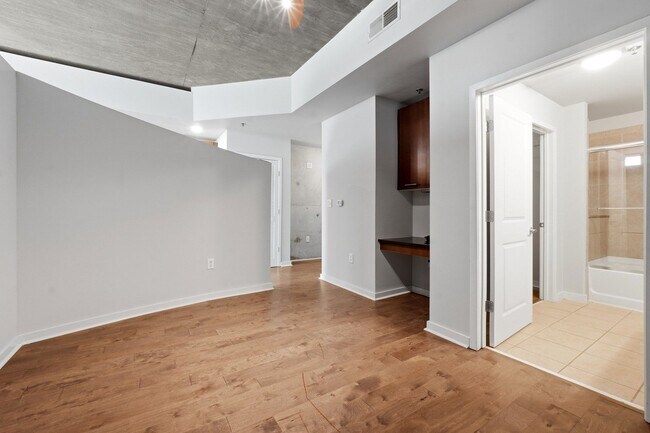 Building Photo - One bedroom condo located in heart of Buckhead!