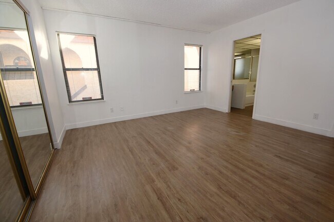 Building Photo - CENTRAL LOCATION - TROPICANA/MARYLAND AREA - 2 BED/2 BATH