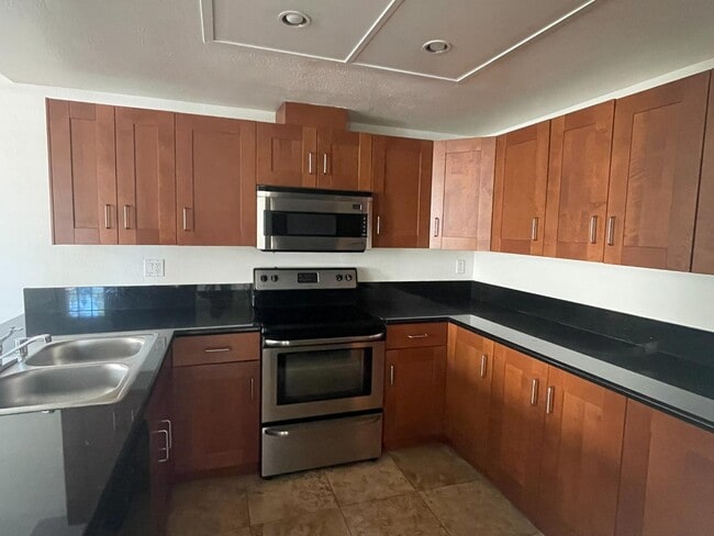 Building Photo - 740 Eastshore Terrace