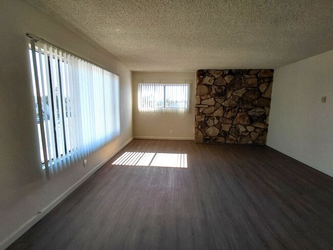 Building Photo - Memorial Apartments- Super Clean 2 Bedroom 1 Bath Apartment in Memorial Heights