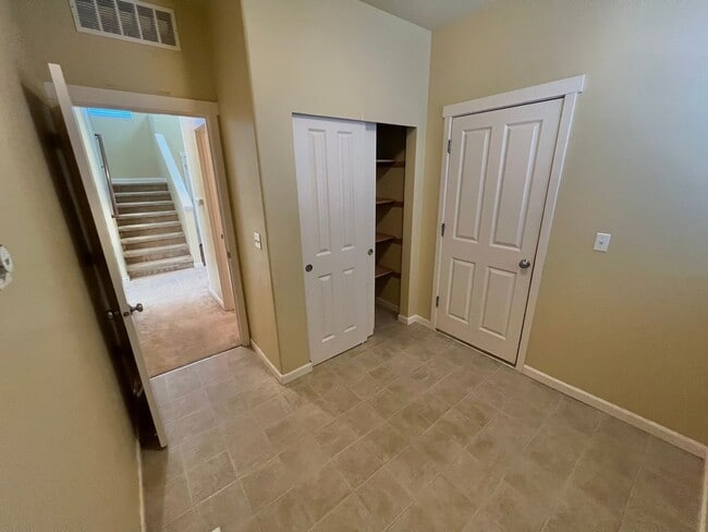 Building Photo - MOVE IN READY: 4bd 2.5ba 2,086 sq ft