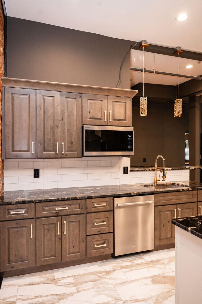 Building Photo - 275 S Limestone