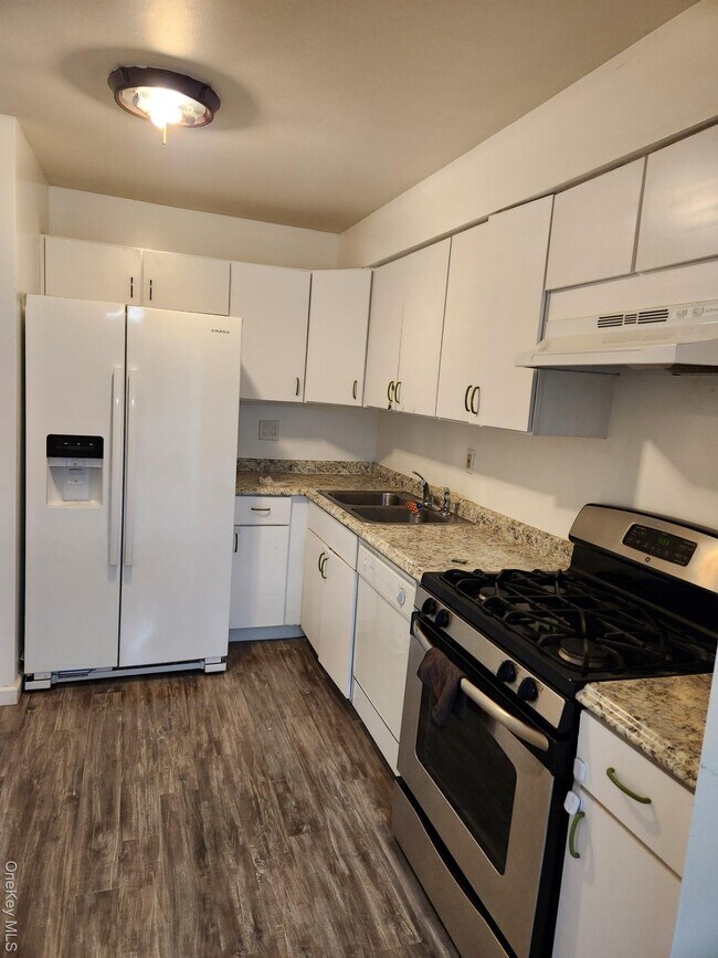 Building Photo - 82-74 Country Pointe Cir