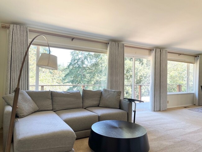 Building Photo - Beautifully Remodeled 5 Bed 2.75 Bath Home in Eastgate