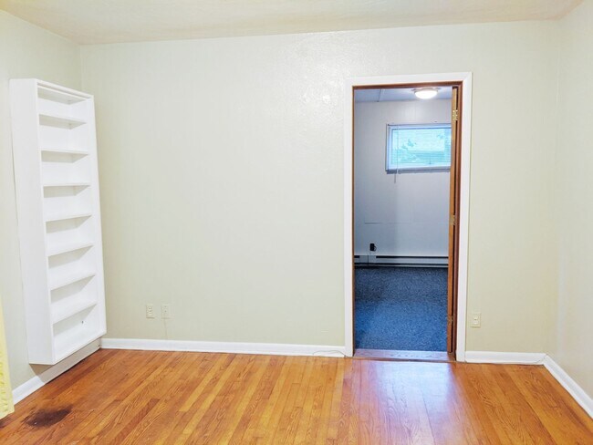 Building Photo - 214 S Hillsdale Ct