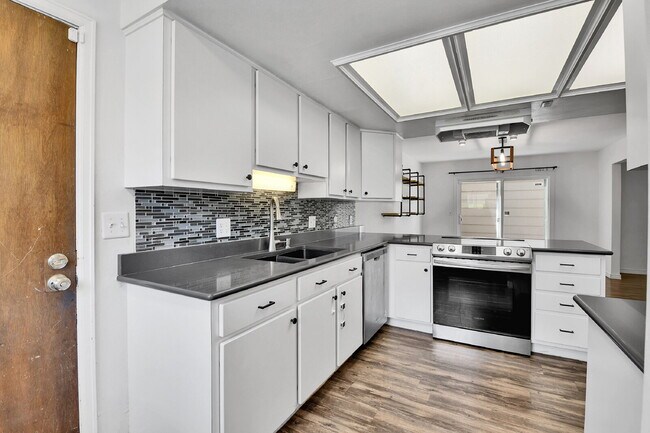 Building Photo - $2,795.00 - 4 Bedroom, 3 Bathroom, Single ...