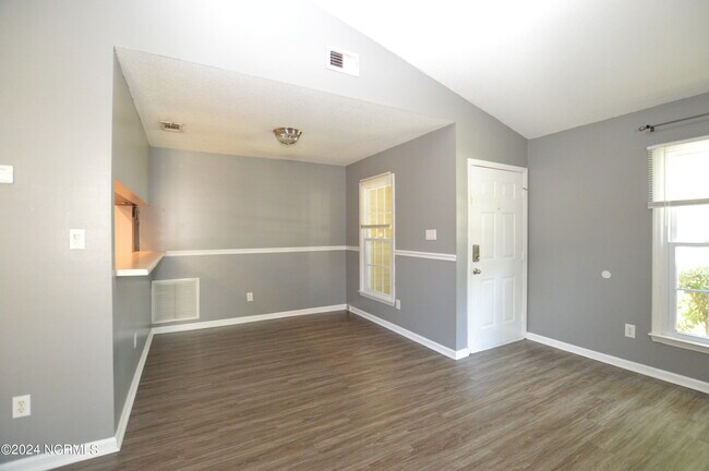 Building Photo - 206 Wedgewood Dr