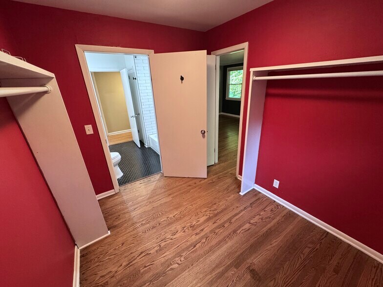 Primary Walk-in Closet - 5011 Suter Dr