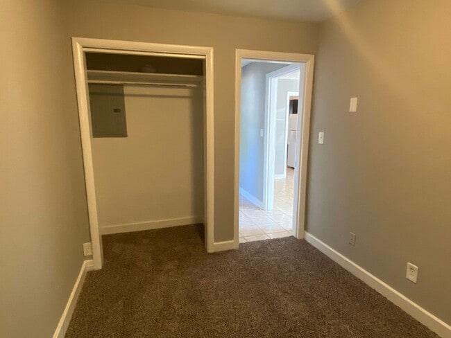 Building Photo - 2 bedroom 1 bath house