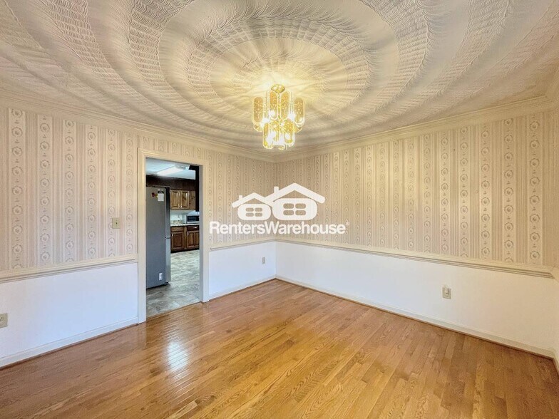 Building Photo - 352 Peace Haven Dr