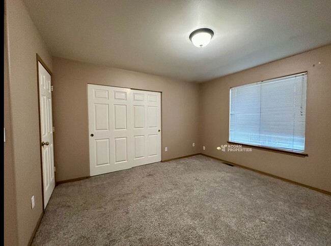 Building Photo - 915 SW Kimball Dr