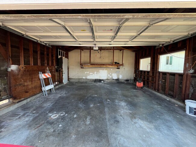 Building Photo - Arleta 3+2 w/walk-in closet, backyard + 2 ...