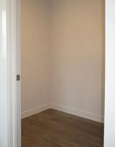 Building Photo - 6848 Encino Ave