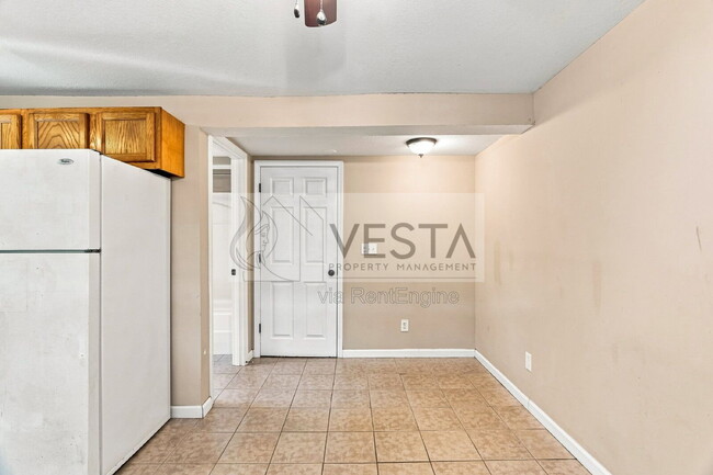 Building Photo - 121 Lyndhurst Dr