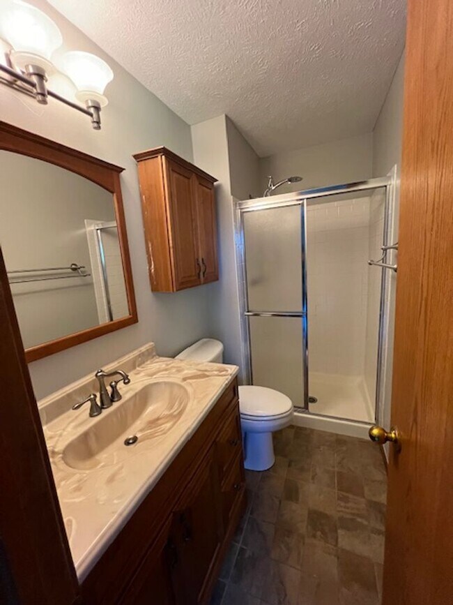 Building Photo - Bright & Spacious 3 Bedroom With Finished ...