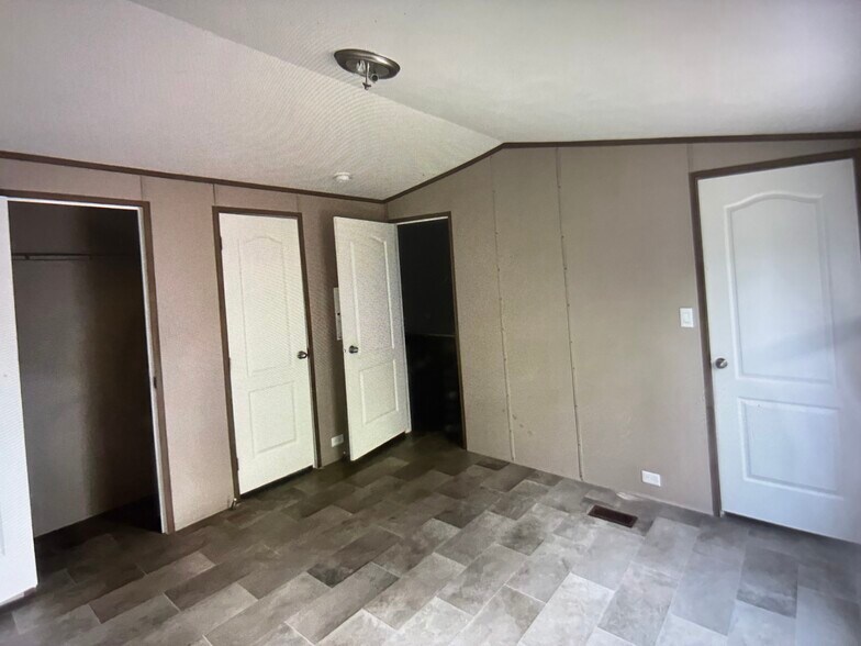 Building Photo - 3000 John Harden Dr