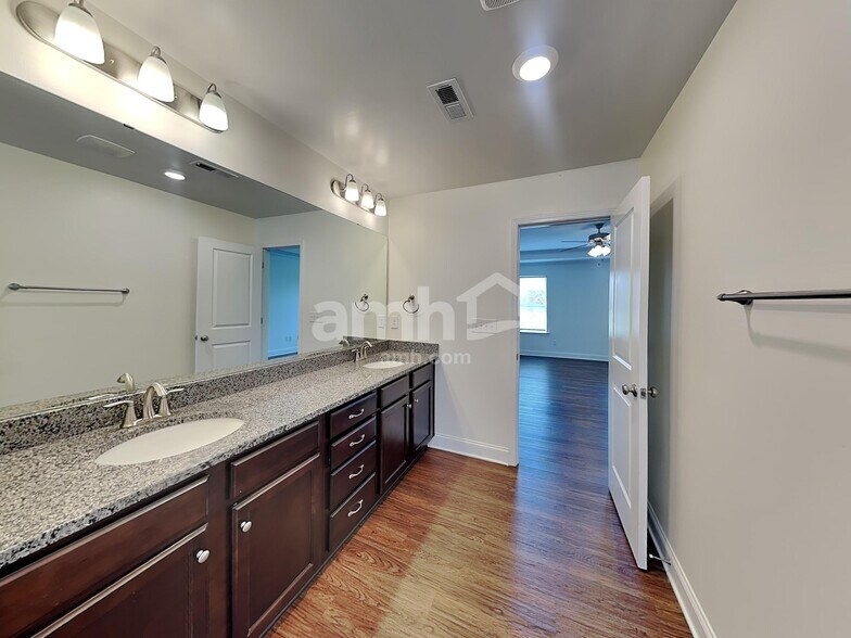 Building Photo - 136 Hamilton Park Dr