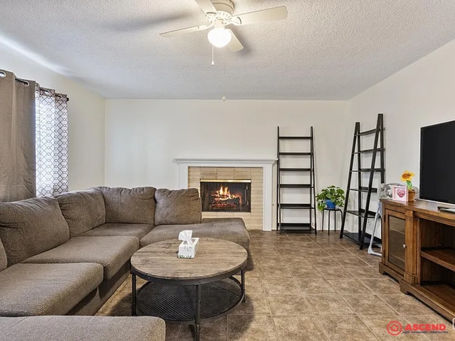 Building Photo - Pet-Friendly 3 Bed, 2 Bath Near Bakersfiel...
