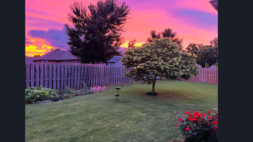 Building Photo - 402 SW Arch St