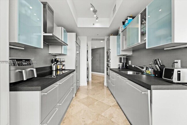 Building Photo - 18201 Collins Ave