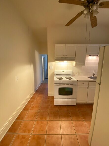 Building Photo - 809 N Van Buren St